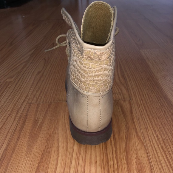 NWOT - Women’s Size 8 Beige Lace Ankle Boot - Picture 4 of 5